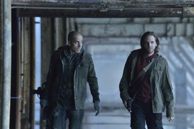 12 MONKEYS -- "Mentally Divergent" Episode 102 -- Pictured: (l-r) Kirk Acevedo as Ramse, Aaron Stanford as Cole -- (Photo by: Ben Mark Holzberg/Syfy)
