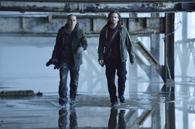 12 MONKEYS -- "Mentally Divergent" Episode 102 -- Pictured: (l-r) Kirk Acevedo as Ramse, Aaron Stanford as Cole -- (Photo by: Ben Mark Holzberg/Syfy)
