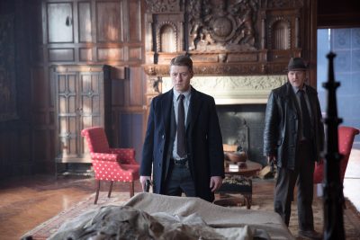 GOTHAM: Gordon (Ben McKenzie, L) and Bullock (Donal Logue, R) follow a lead they believe will help them find the Ogre in the ÒUnder the KnifeÓ episode of GOTHAM airing Monday, April 20 (8:00-9:00 PM ET/PT) on FOX. ©2015 Fox Broadcasting Co. Cr: Jessica Miglio/FOX