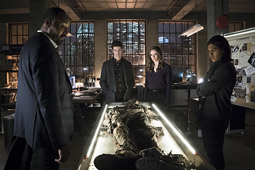 The Flash -- "Who is Harrison Wells?" -- Image FLA119A_0266b -- Pictured (L-R): Jesse L. Martin as Detective Joe West, Grant Gustin as Barry Allen, Danielle Panabaker as Caitlin Snow, and Carlos Valdes as Cisco Ramon -- Photo: Katie Yu /The CW -- Ã?Â© 2015 The CW Network, LLC. All rights reserved.