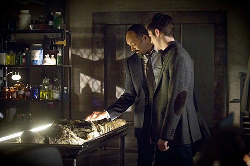 The Flash -- "Who is Harrison Wells?" -- Image FLA119A_0334b-- Pictured (L-R): Jesse L. Martin as Detective Joe West and Grant Gustin as Barry Allen -- Photo: Katie Yu /The CW -- Ã?Â© 2015 The CW Network, LLC. All rights reserved.