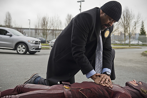 The Flash -- "All Star Team Up" -- Image FLA118B_0006b -- Pictured (L-R): Jesse L. Martin as Detective Joe West and Grant Gustin as The Flash -- Photo: Cate Cameron/The CW -- Ã?Â© 2015 The CW Network, LLC. All rights reserved.