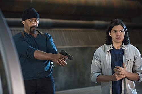 The Flash -- "Fast Enough" -- Image FLA123B_0120b -- Pictured (L-R): Jesse L. Martin as Detective Joe West and Carlos Valdes as Cisco Ramon -- Photo: Cate Cameron/The CW -- Ã?Â© 2015 The CW Network, LLC. All rights reserved.