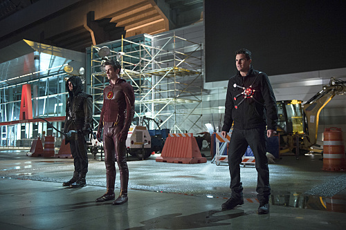 The Flash -- "Rogue Air" -- Image FLA122B_0255b -- Pictured (L-R): Stephen Amell as Oliver Queen / Arrow, Grant Gustin as Barry Allen / The Flash and Robbie Amell as Ronnie / Firestorm -- Photo: Diyah Pera/The CW -- Ã?Â© 2015 The CW Network, LLC. All rights reserved.